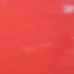 Närbild på blank röd dekorplast från Linea Hogar Deco