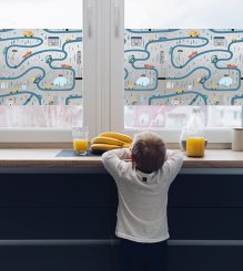 fönsterfilm och insynsskydd för barnrummet med bilbana