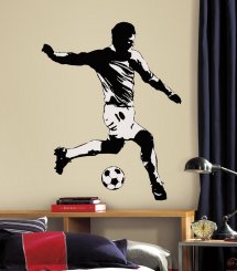 Inred barnrummet med fotboll och fotbollsspelare som klistermärke på väggen