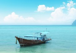 Båt som guppar i havet på Phi Phi island