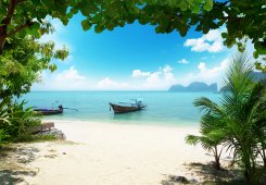 Blått hav och vit strand på Phi Phi Island som tapet