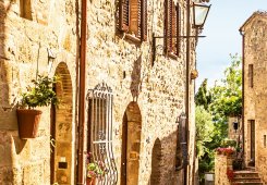Närbild av by gata i Tuscany Italy