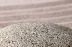 LIten fototapet med mönster i sand och stenar i zen