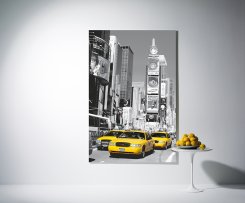 Svartvit fototapet från Times Square med gula taxibilar som rusar fram