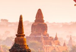 Närbild av ballonger över tempel i Bagan som tapet
