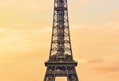Närbild av Eiffeltornet i Paris Frankrike på en fototapet från Wiizi
