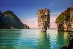 Bond Island Thailand fondtapet med vatten och klippor