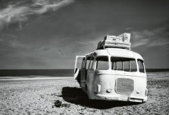 Fototapet med Volkswagen buss i svartvitt på stranden i sanden