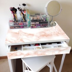 Skrivbord som inspirerar för inredning med dekorplast av rosa marmor