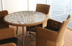 Renoverat bord med dekorplast med tryckta småstenar