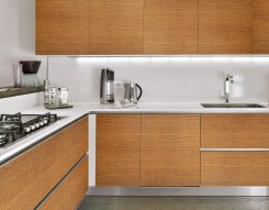 Renovera köksskåp med dekorplast av mellanbrun alm