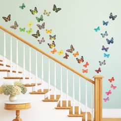 Inred med väggdekor och fjärilar