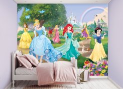 Barntapet med prinsessor från Disney och Walltatsic