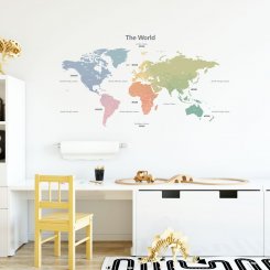 Världskarta monterad på väggen i softa pastellfärger