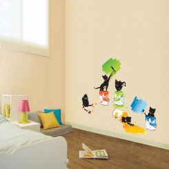 Kattungar bland målarburkar