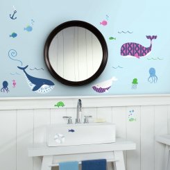 Självhäftande väggdekoration med valar i badrummet