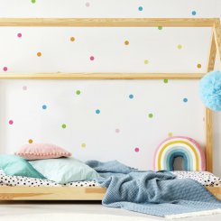 Väggdekor med pastellfärgade prickar för barnrummet