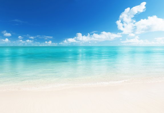 Fondtapet från WG med vit strand blå himmel och blått hav