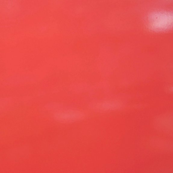 Närbild av blank röd kontaktplast från Linea Hogar Deco