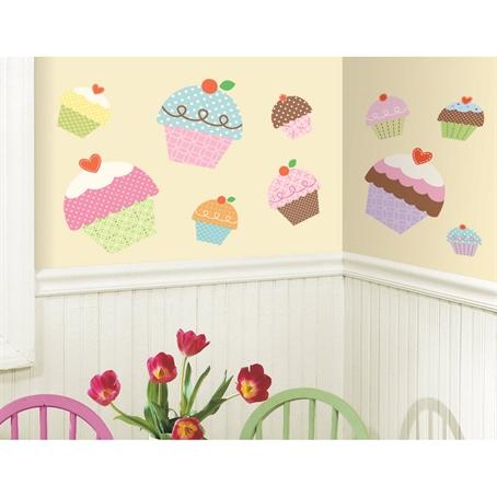 inreda barnrum med cupcakes på väggarna