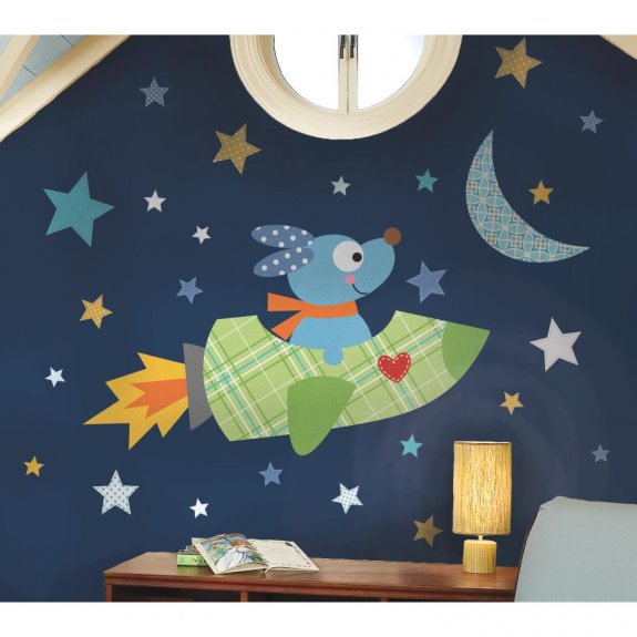 Hund i rymdraket bland stjärnor på väggen i barnrum