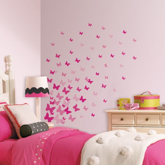 Barnrum med rosa fjärilar som väggdekor