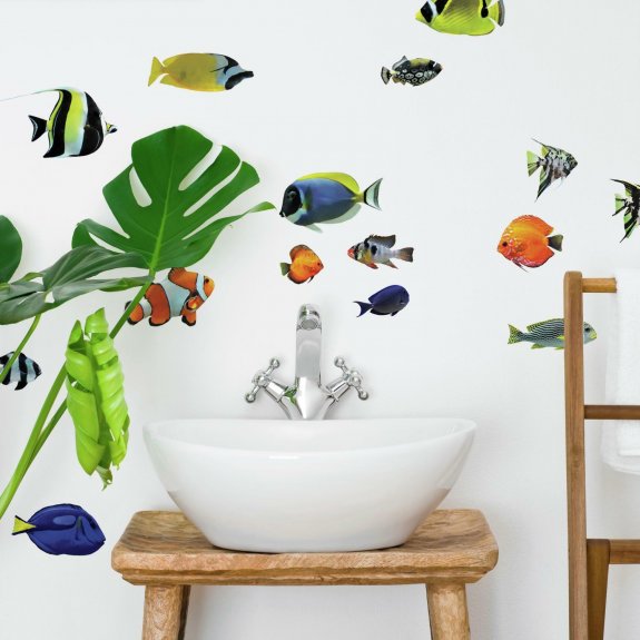 tropiska fiskar som dekor i badrummet